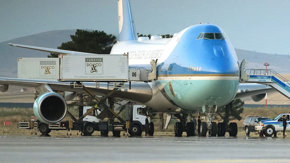 Sources: Trump hid in catering truck amid Iran threat, Washington Post reports