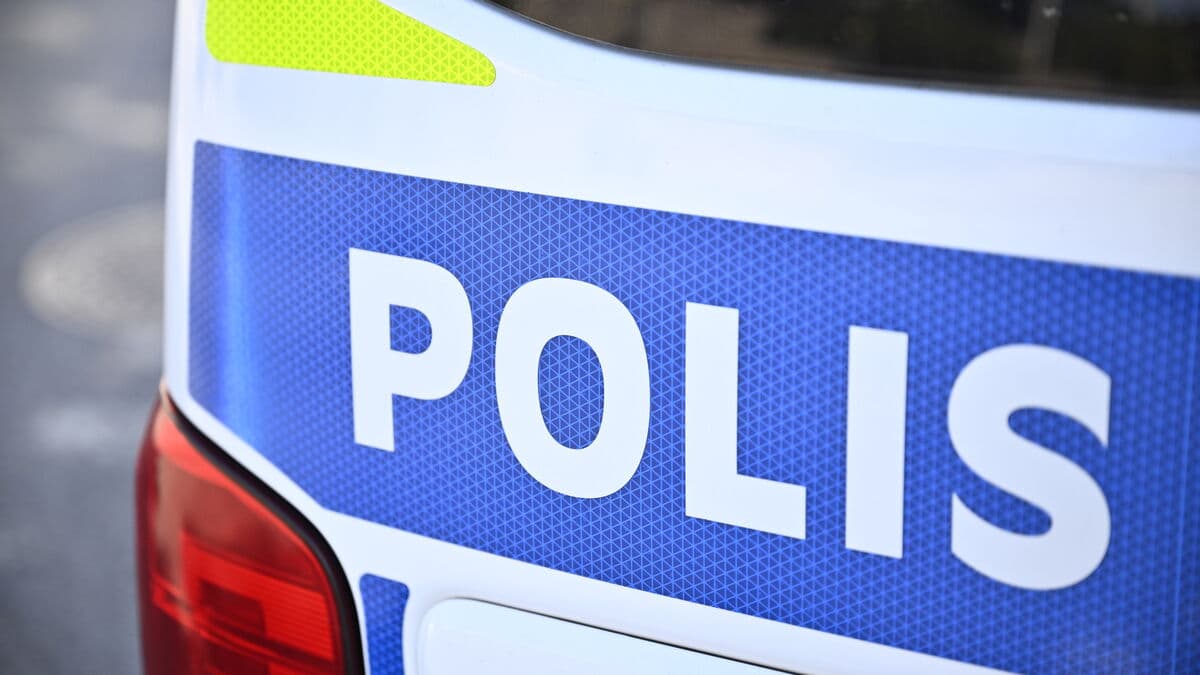 Man dies after being crushed under tractor in Örebro County accident