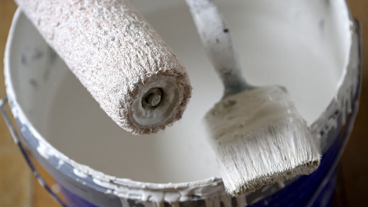 Akzo Nobel Lowers Profit Forecast as Stock Drops Over 7 Percent