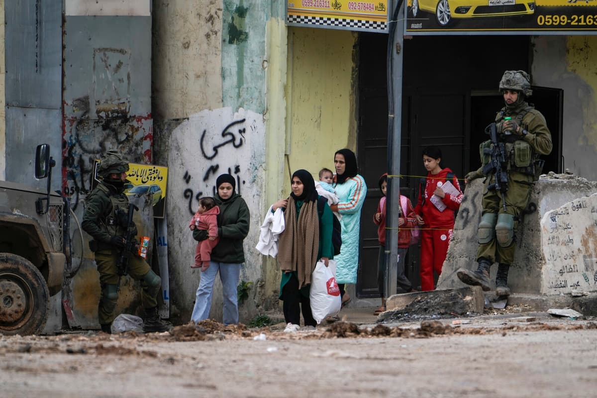 Palestinians flee after intensified Israeli raids