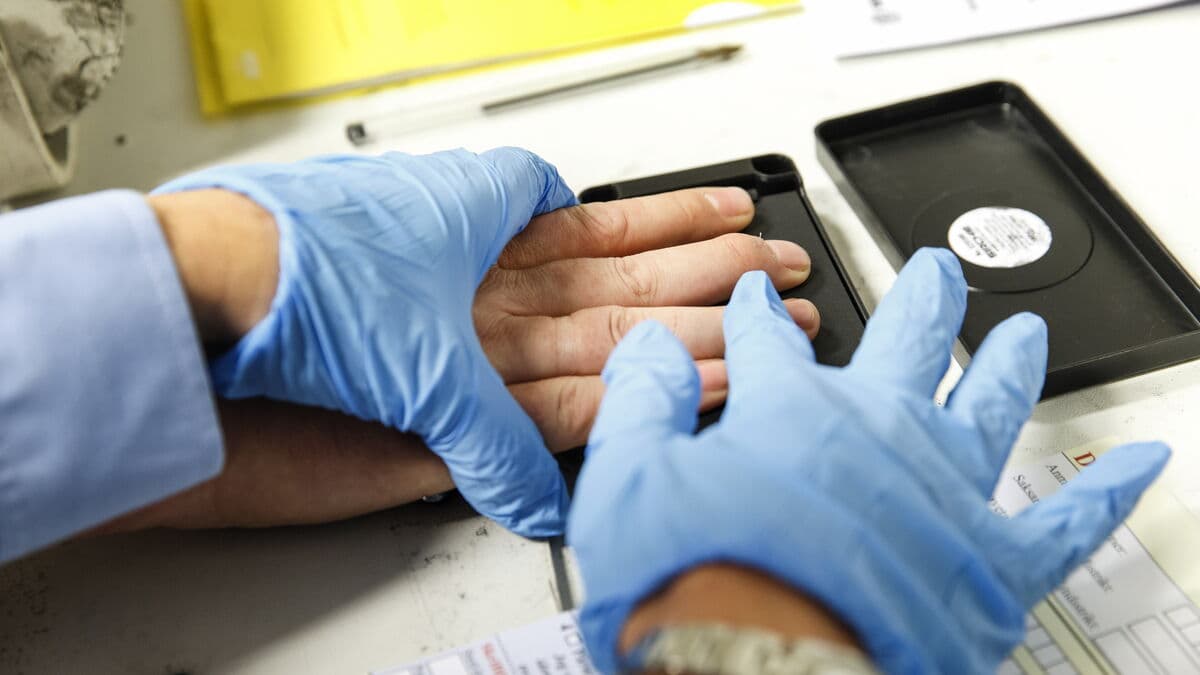 Police and FBI share fingerprints