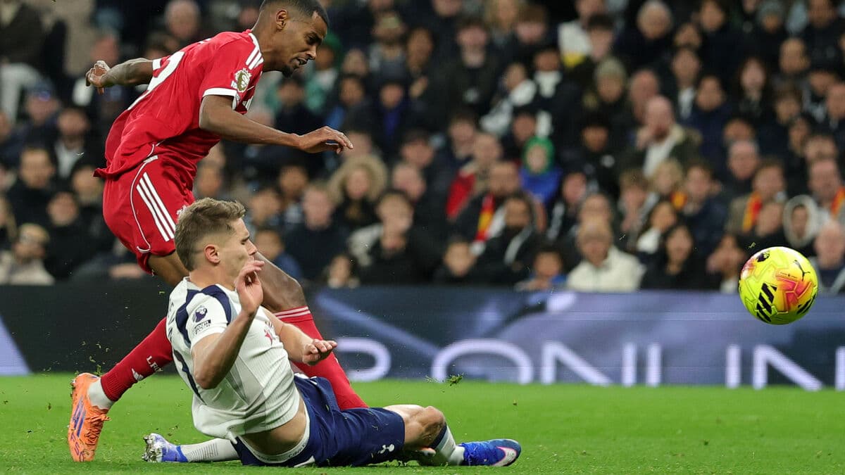 Isak looks set to miss World Cup playoff - back in March