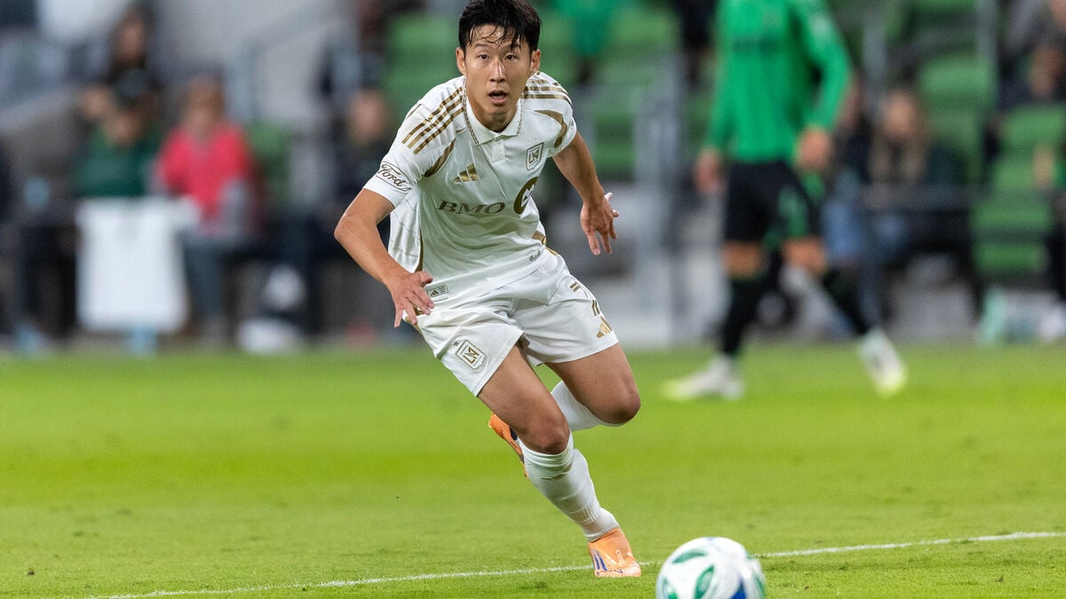 Woman gets prison for blackmailing football star