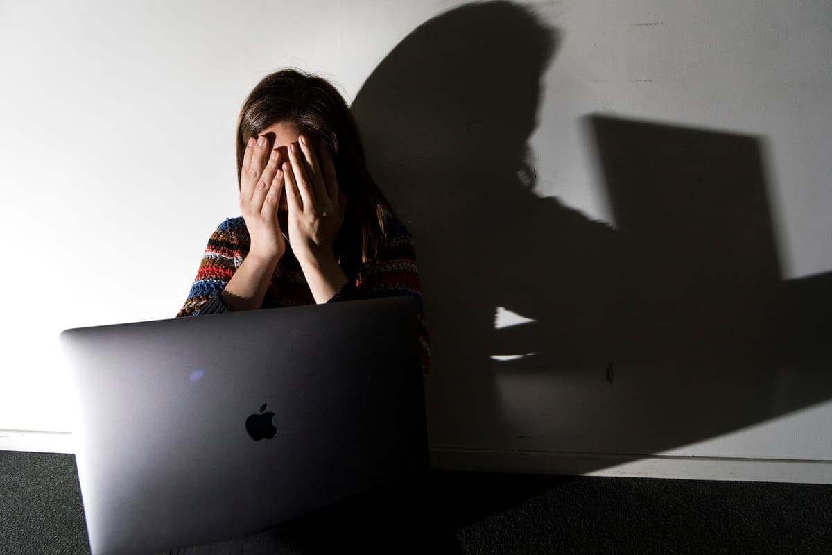 Survey Reveals Workplace Silence Affects One in Seven Employees