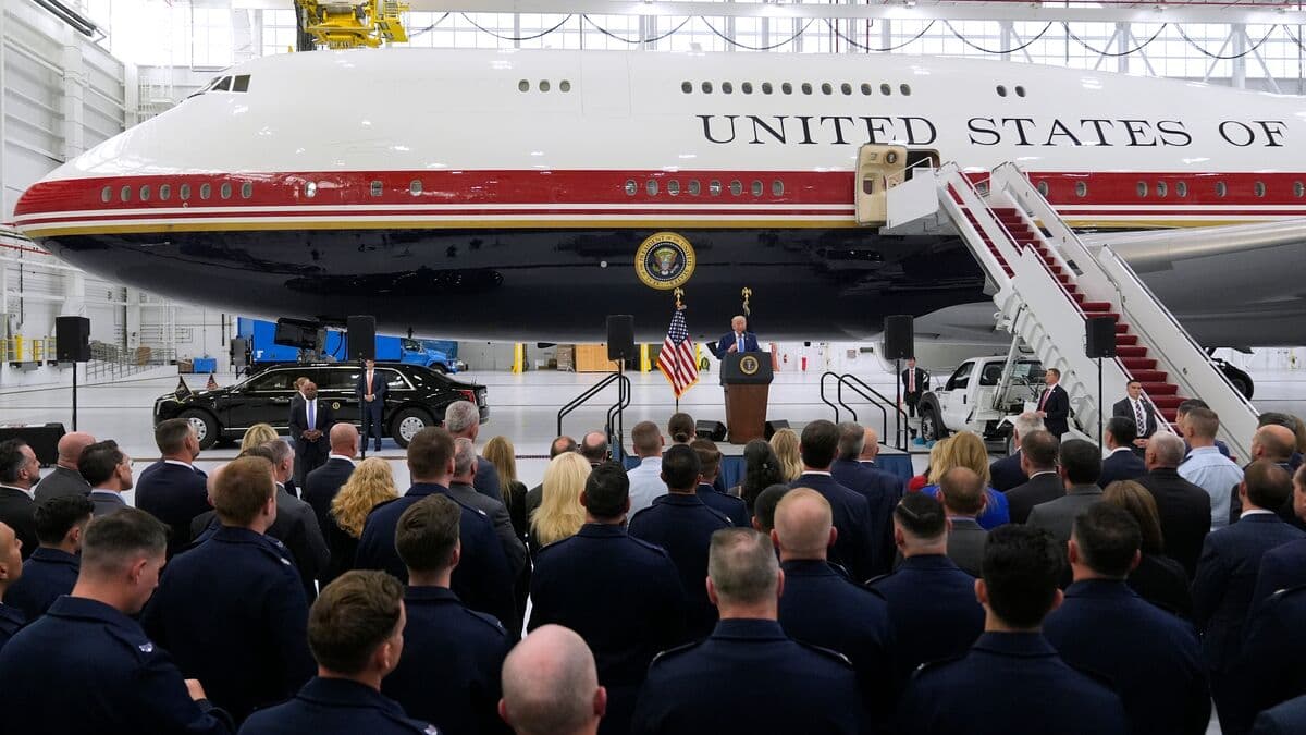 Trump shows off flying White House presidential plane gifted by Qatar