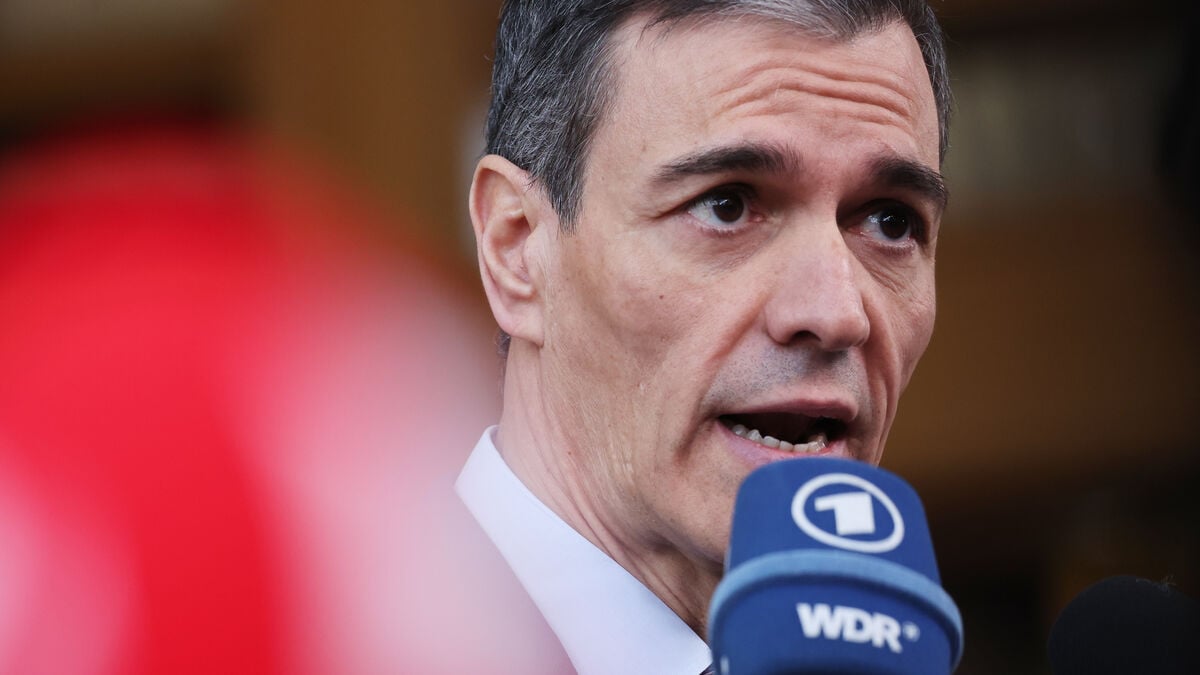 Spanish police search ruling Socialist Party headquarters in Madrid