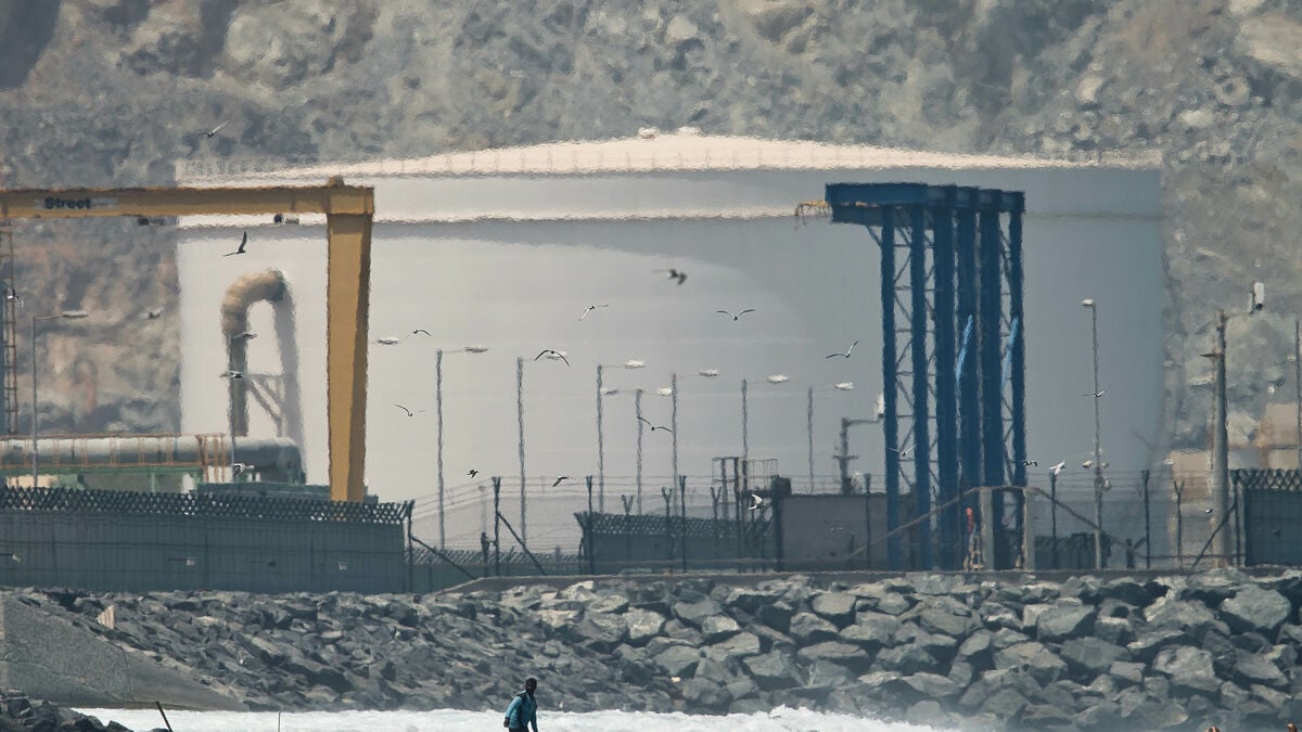 Saudi Arabia tightens oil tap as it cuts production