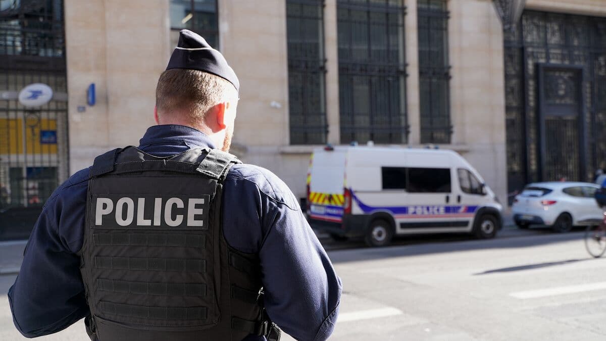 Bomb attack thwarted in Paris investigated as terrorism