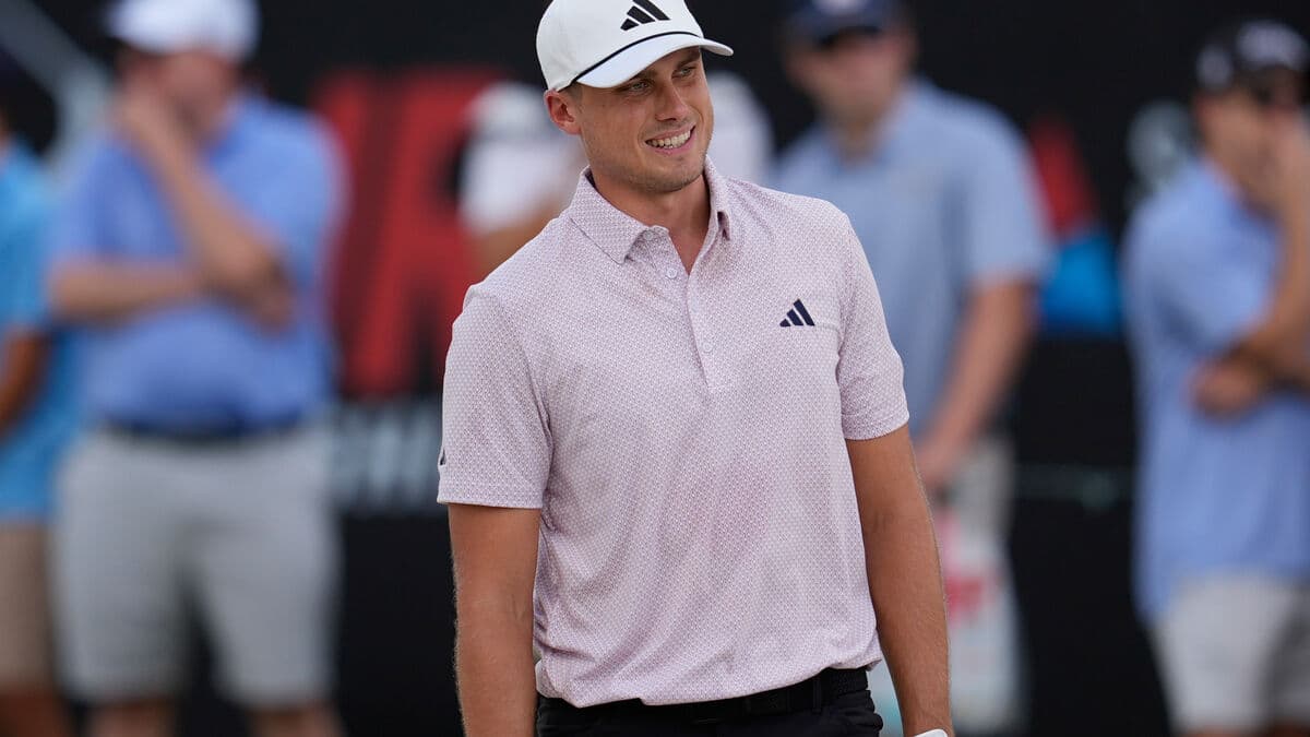 Ludvig Åberg closes with three straight birdies to move into contention at Wentworth