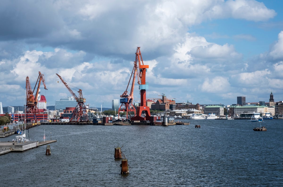 EU Considers Tariffs on US Goods: Alcohol, Tech, and More at Risk