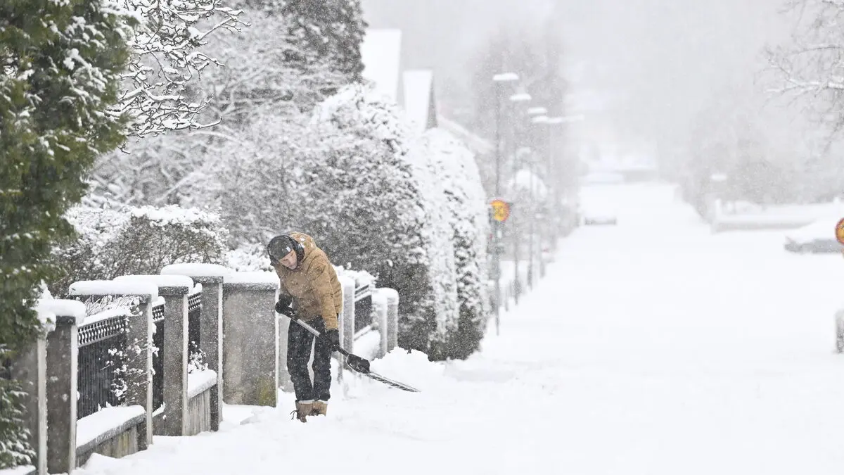 Expert tip: How to shovel snow without hurting yourself