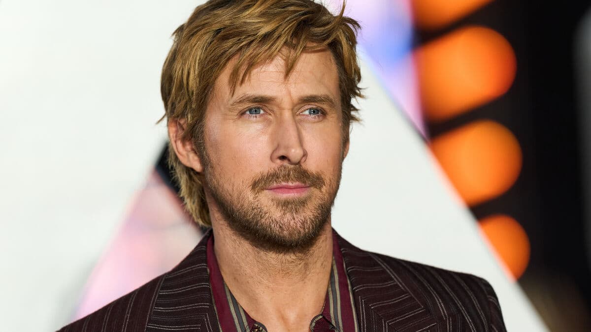 Ryan Gosling becomes a space pilot, twice in a row