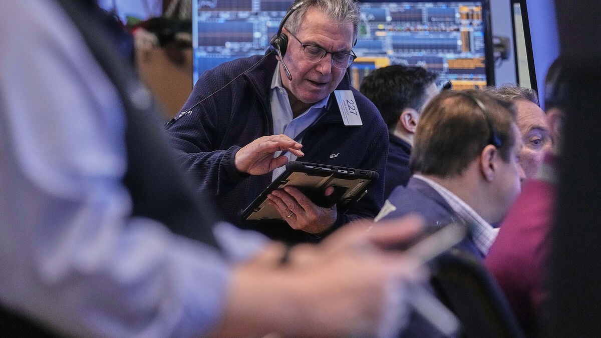 The US stock market fell, long-term interest rates and gold rose