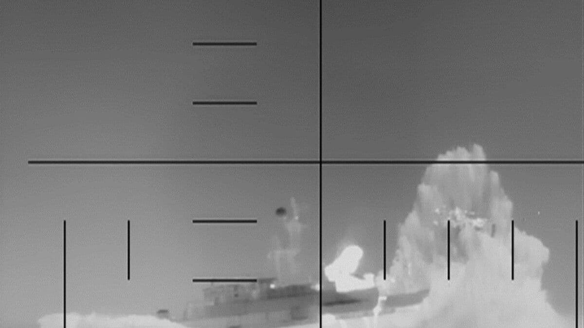 US submarine sinks Iranian ship,