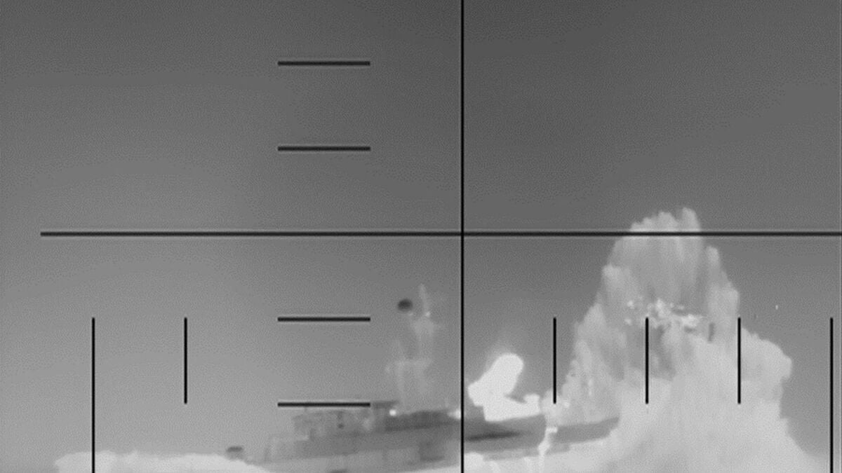 US submarine sinks Iranian ship, over 80 dead