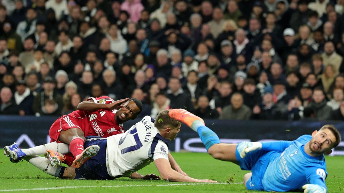 Tottenham's Micky van de Ven apologizes after tackle that broke Alexander Isak's leg