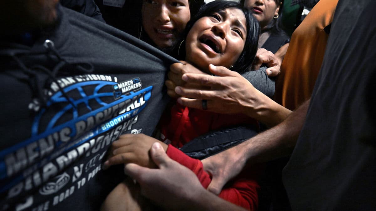 Image of torn family by Carol Guzy wins World Press Photo Picture of the Year