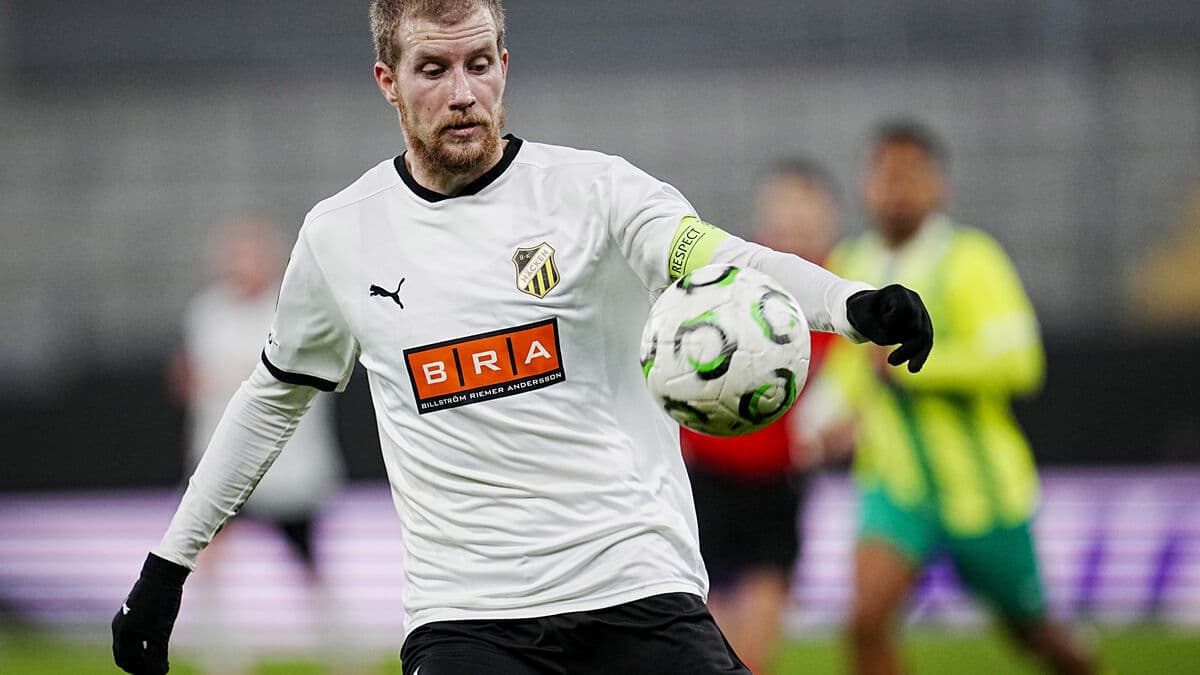 Häcken captain Simon Gustafson leaves club