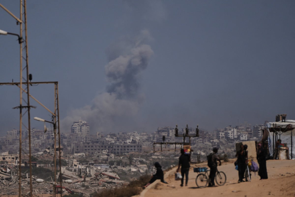 Israeli Military Encircles Gaza City, Sources Report