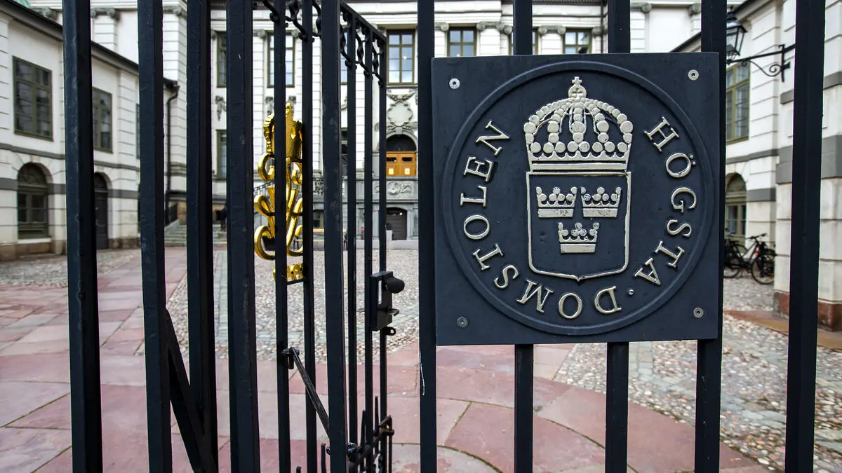 Disbarred lawyer wins in Supreme Court, keeps her job