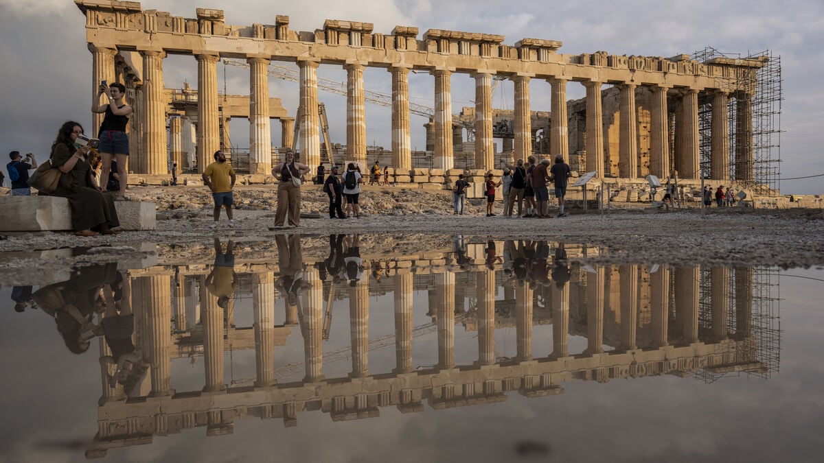 Two Greek American tourists stabbed near Athens Acropolis Museum