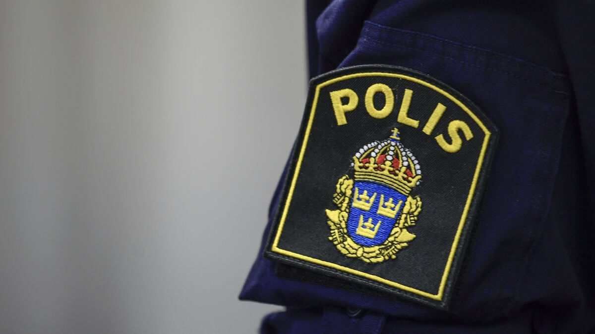 Police officer removed after serving as firearms instructor to serious criminals