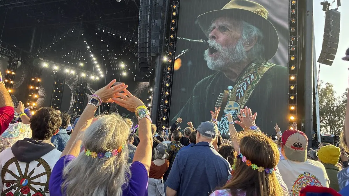 Grateful Dead co-founder and guitarist Bob Weir dies after illness
