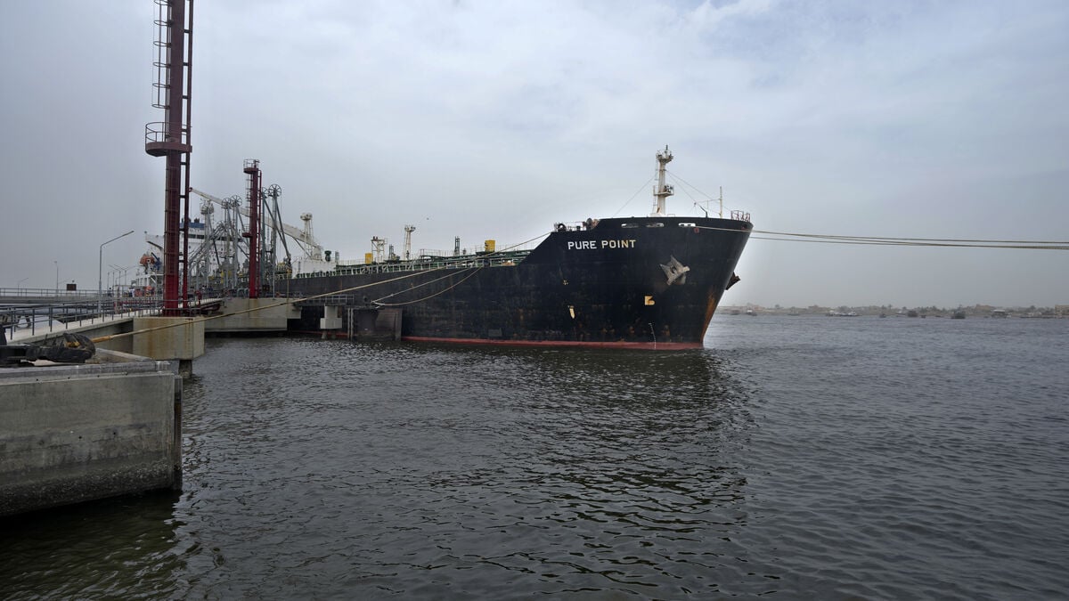 EU keeps Russian oil price cap at $44 as sanctions talks continue