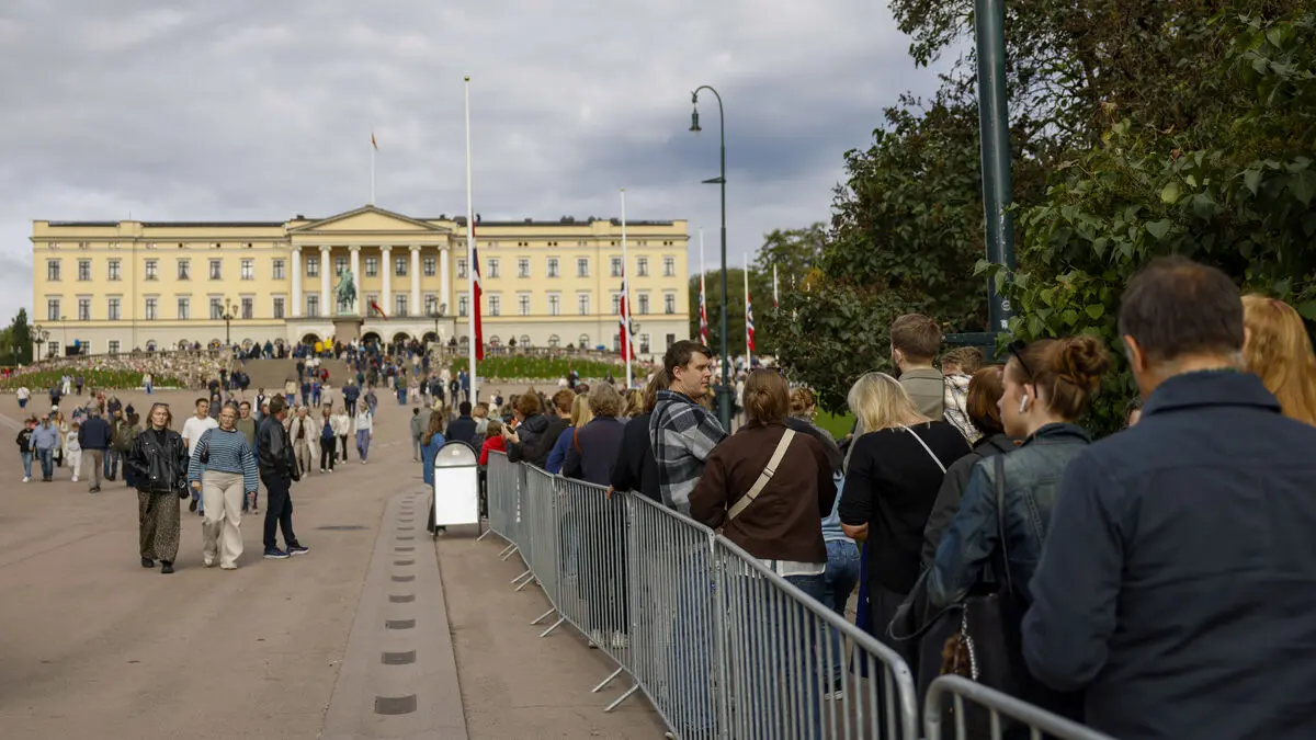 Seven-hour queue forms to pay respects to King Harald at Oslo palace chapel