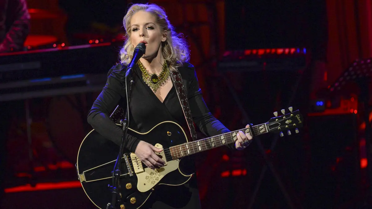 Sofia Karlsson receives the Fred Åkerström scholarship