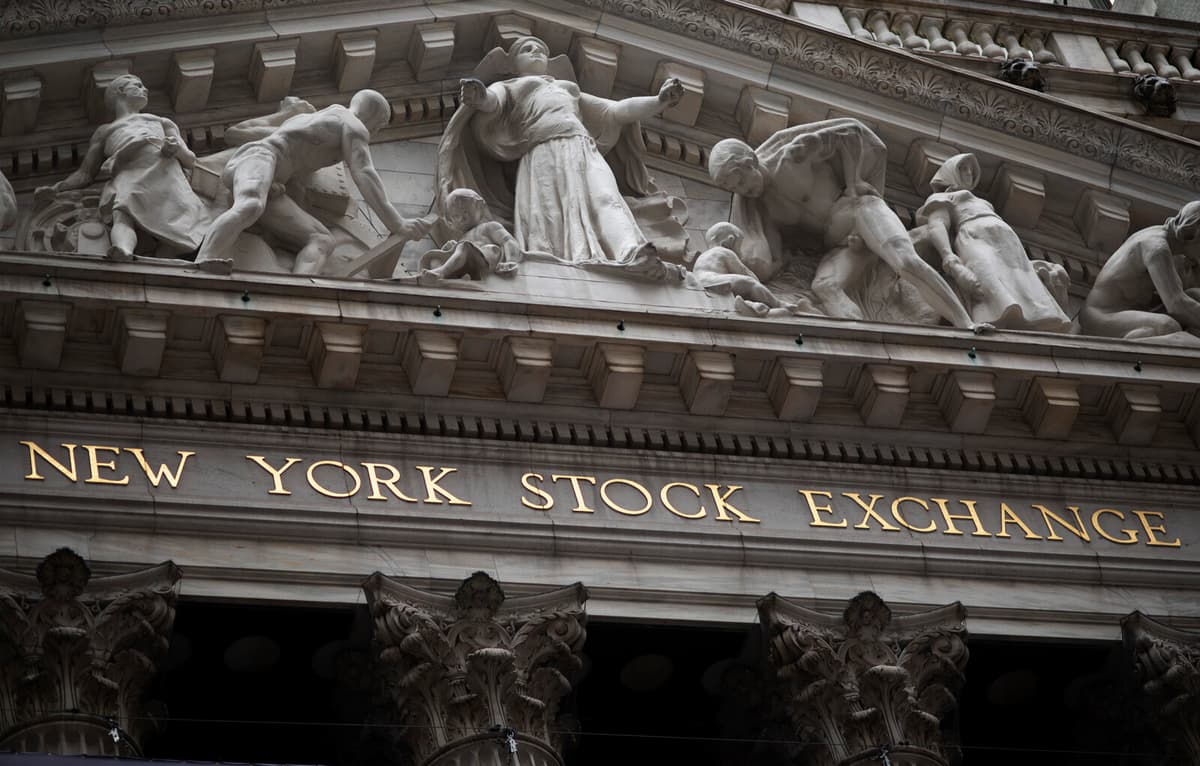 US Stock Market Sees Slight Decline Amid Retail Sales Data