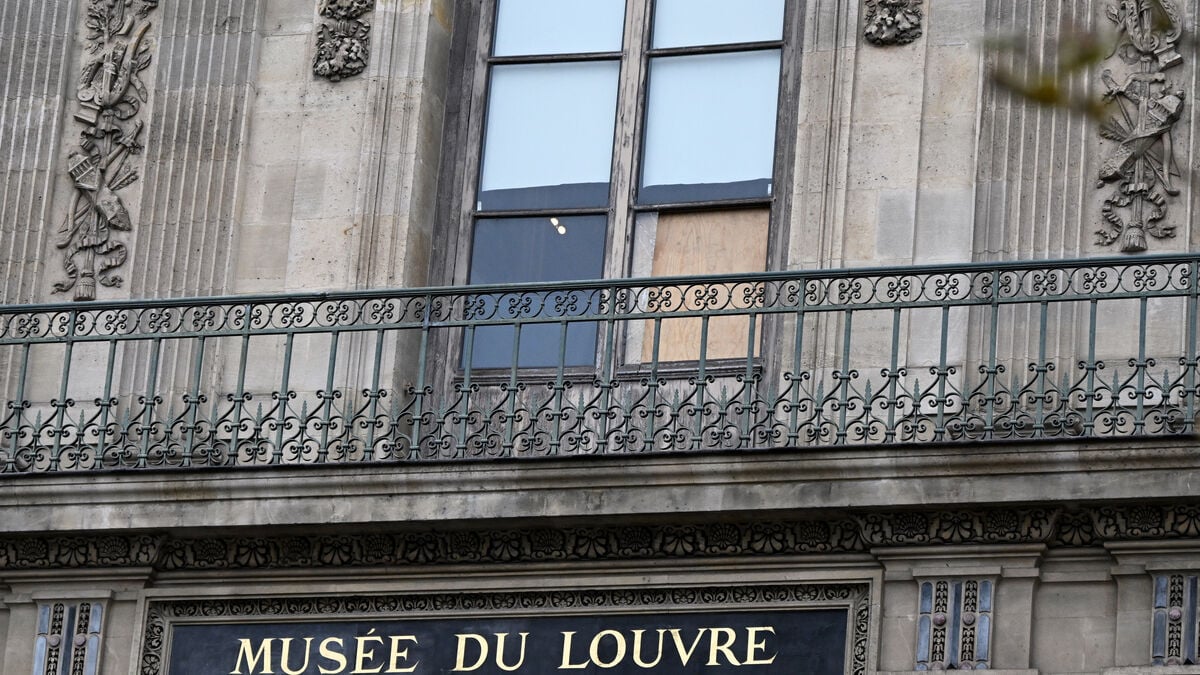 Louvre Apollo Gallery reopens after huge jewel heist