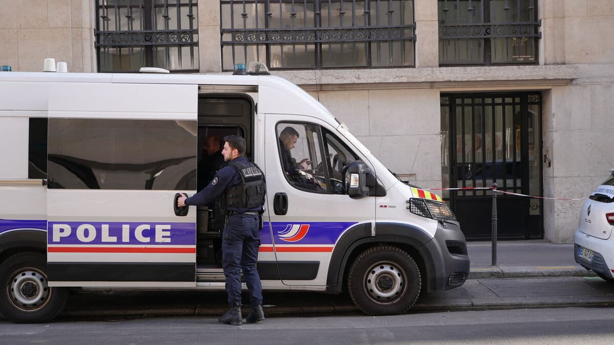 Two more arrested in Paris bomb plot