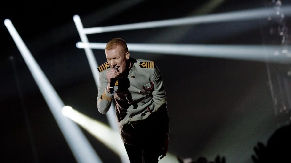 Kapten Röd sang Elton John's Your Song at his mother's funeral