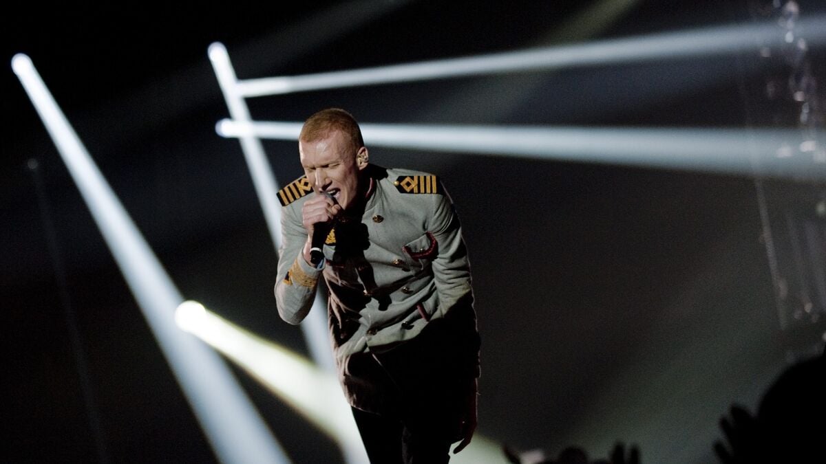 Kapten Röd sang Elton John's Your Song at his mother's funeral