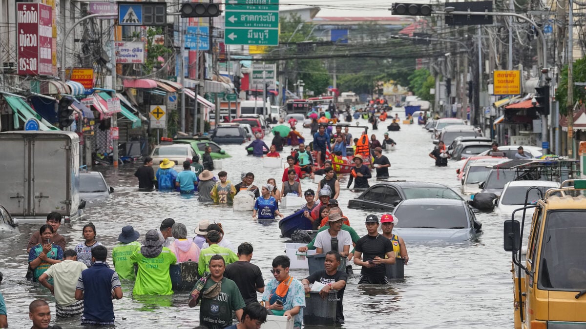 Bangkok flood death toll rises to 23 as city remains under water