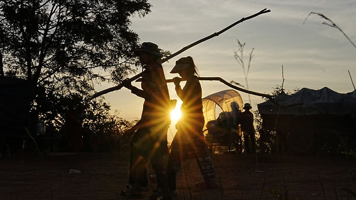 Hundreds of thousands evacuated after new border unrest