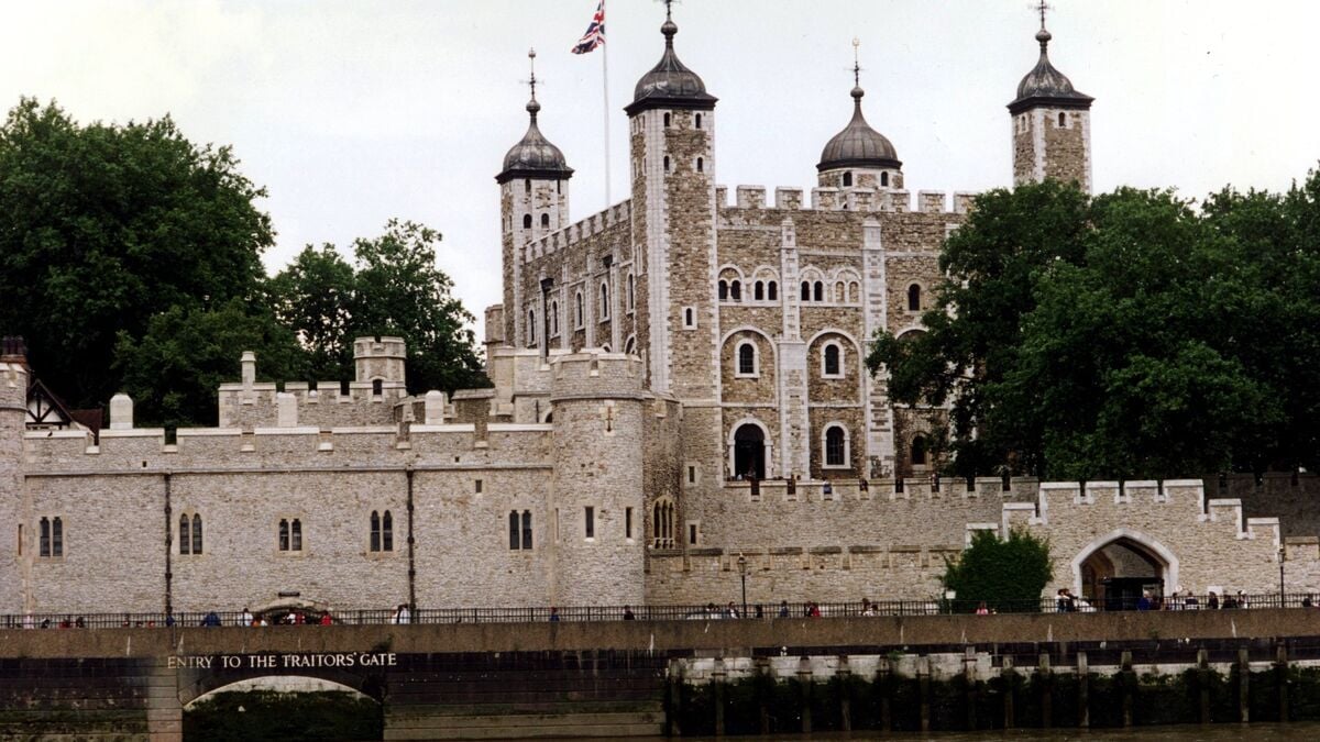 Thrown pie at the Crown Jewels – closed the Tower