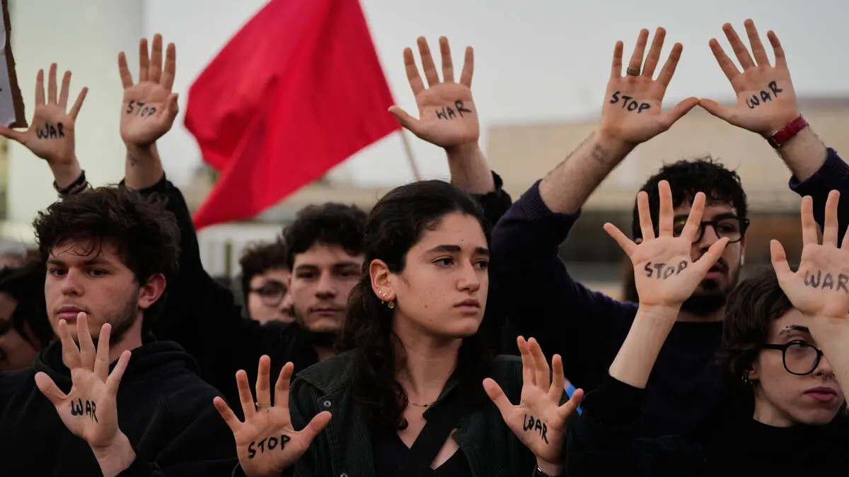 Israelis demand an end to the war: Don't bomb