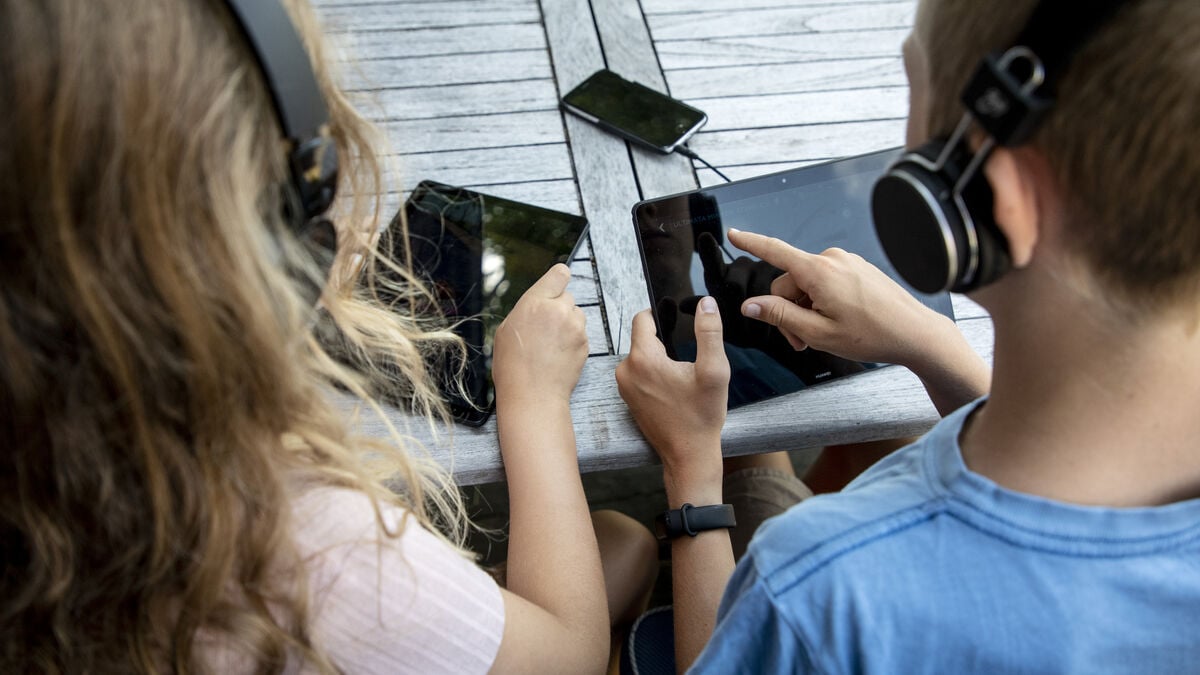 Twin study finds screen time alone does not explain links to young people’s mental health