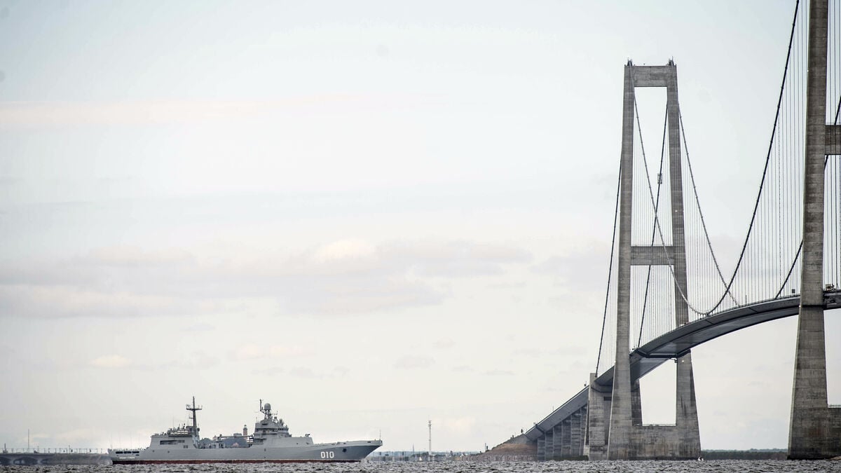 Putin’s superyacht Graceful sails through Danish waters, escorted by Russian ships