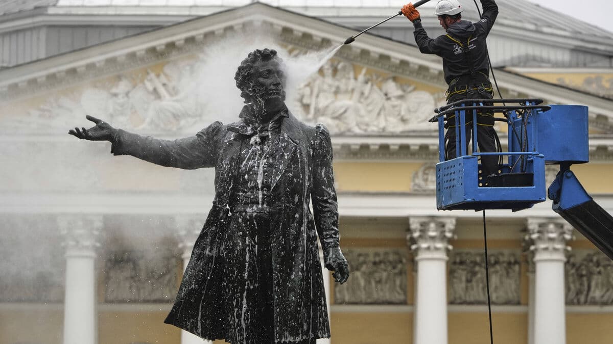 Georgians on trial in Paris for stealing rare Russian literary editions