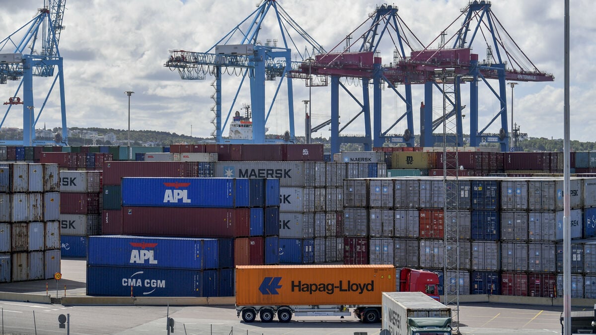 Swedish trade surplus shrinks as exports and imports fall in July