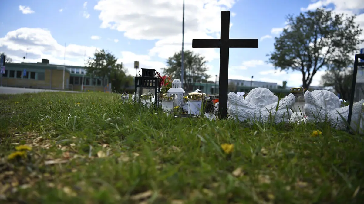 Families report police after school massacre, say police lied