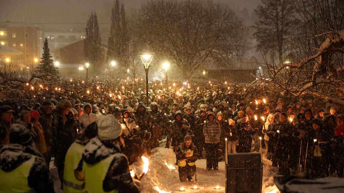 Large candlelight demonstration in Rönninge after the murder