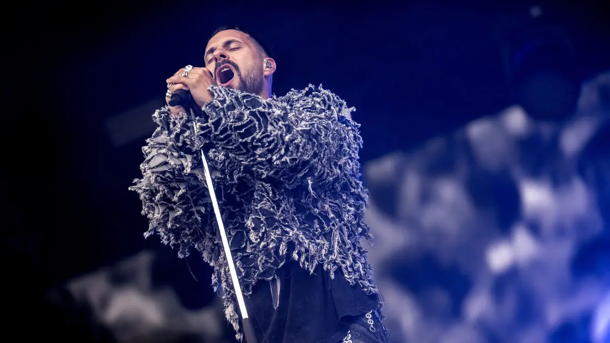 Oskar Linnros pays tribute to Ted Gärdestad in Melodifestivalen