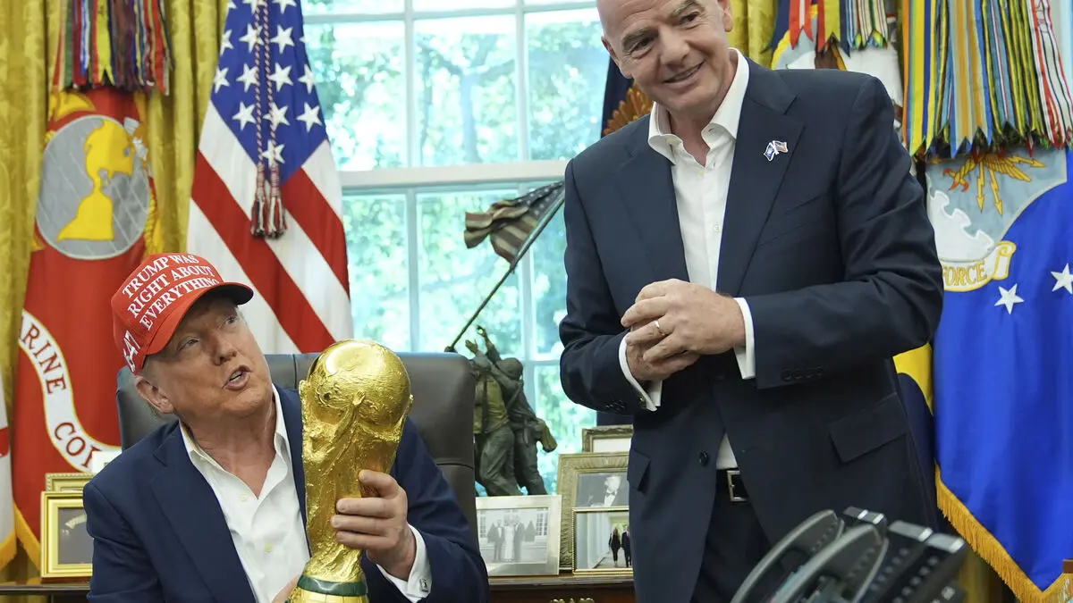 Fifa boss's Trump tribute: "Clear violation of rules"