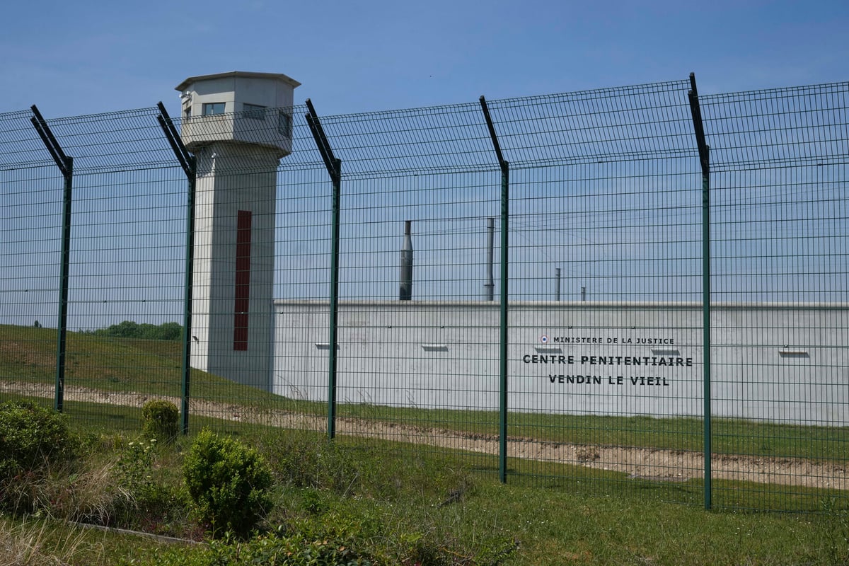 French Prisons Raided to Find Hidden Chinese Mini-Mobiles