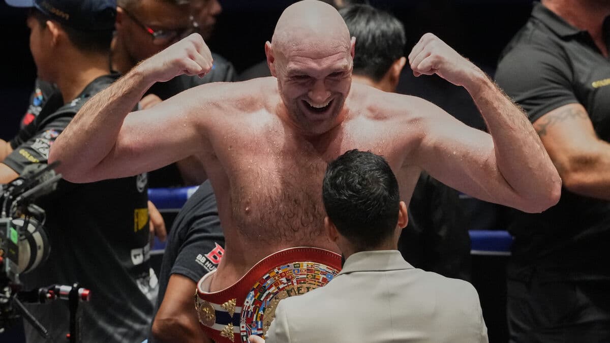 Tyson Fury challenges Oleksandr Usyk as Anthony Joshua fight stalls
