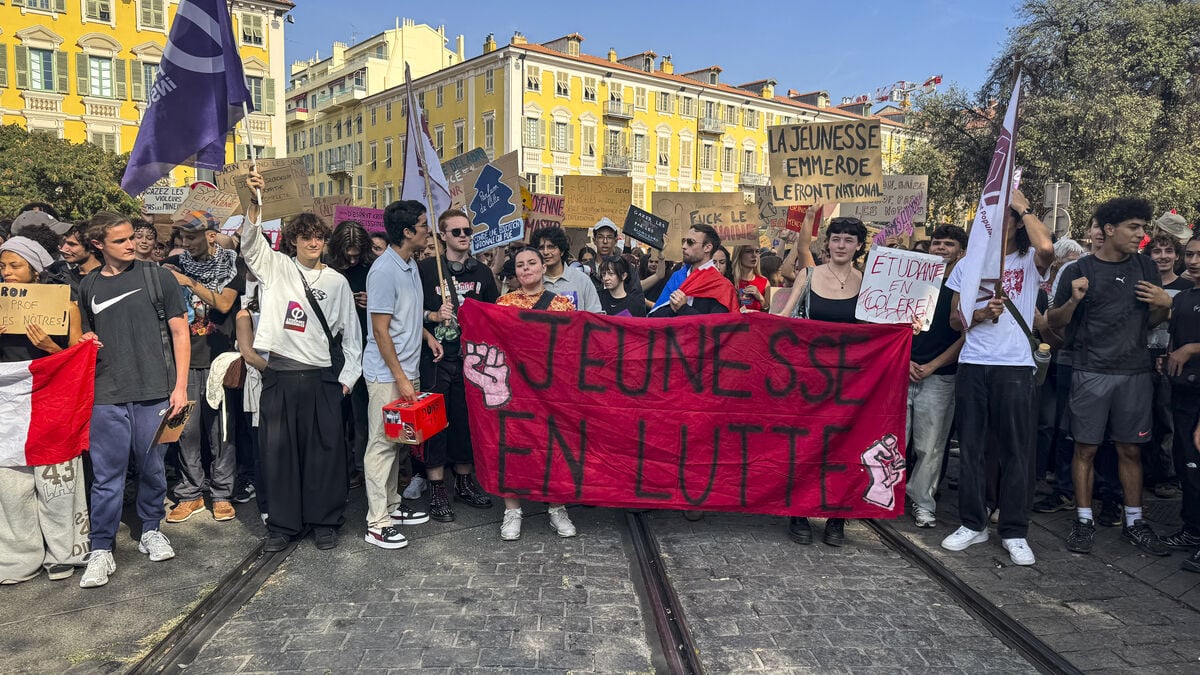 French Students Stage New Protests as Greta Thunberg Joins Demonstrations
